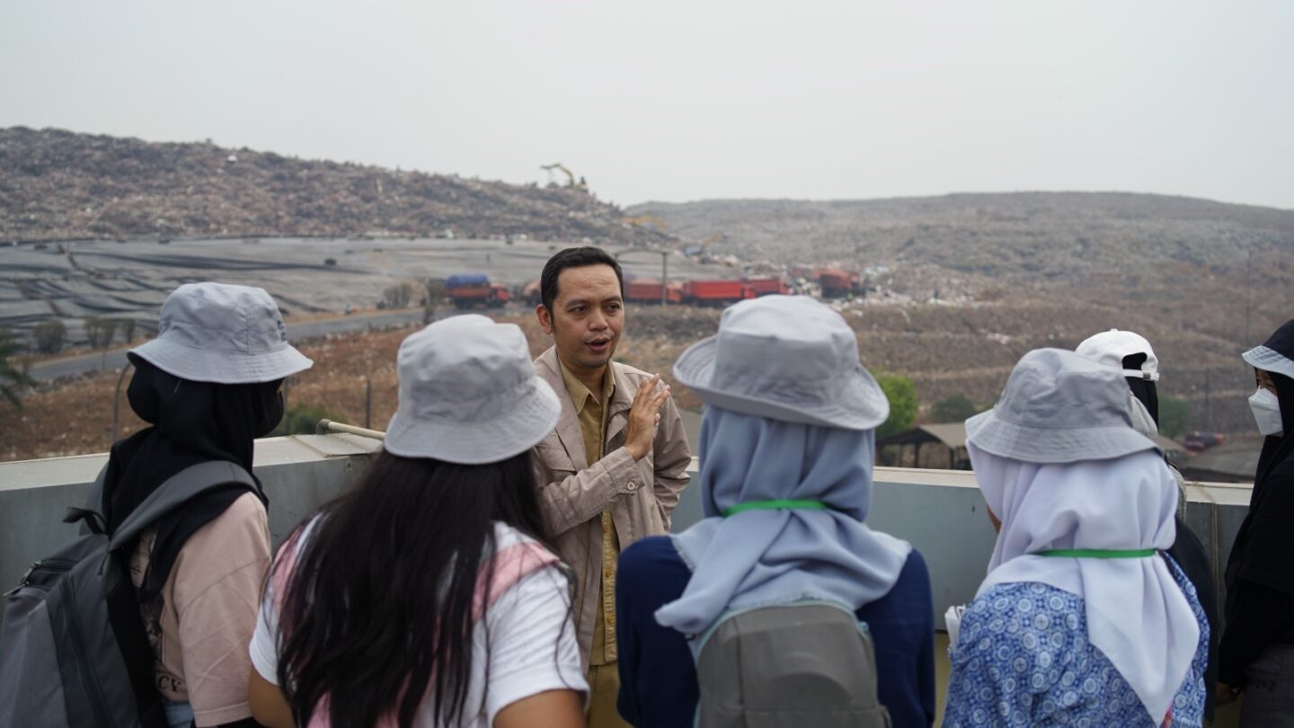 Roy sedang memberikan penjelasan tentang sampah
